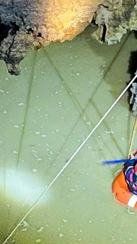 Việc tìm kiếm cứu nạn đã được thực hiện bằng nhiều phương án, biện pháp nhưng không thể tiếp tục do các yếu tố nguy hiểm, đe dọa trực tiếp đến an toàn của lực lượng cứu hộ. (Ảnh: TTXVN phát)
