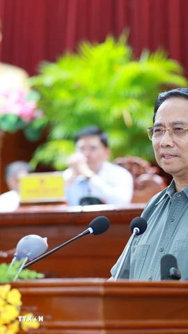 Thủ tướng Phạm Minh Chính phát biểu tại hội nghị tiếp xúc cử tri thành phố Cần Thơ chuyên đề về y tế và giáo dục. (Ảnh: Dương Giang/TTXVN)