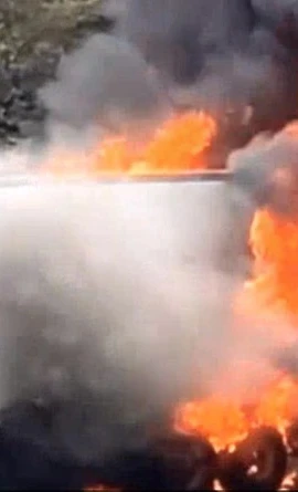 Hiện trường vụ cháy xe tải trên đèo Khánh Lê, tỉnh Khánh Hòa. (Ảnh cắt từ clip)