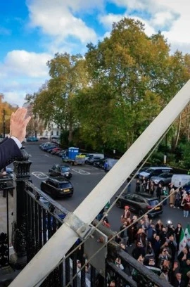 Ngoại trưởng Syria Asaad al-Shaibani vẫy tay với đám đông từ ban công Đại sứ quán nước này ở trung tâm thủ đô London, Anh, ngày 13/11. (Nguồn: X)