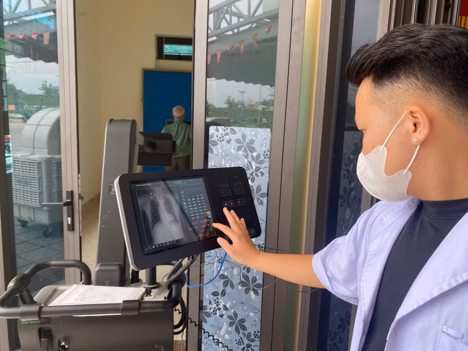 Chụp chiếu cho người dân đến khám tại các điểm. (Ảnh: PV/Vietnam+)