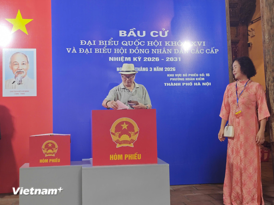 Cử tri Lê Văn Phú (80 tuổi), trú tại Hàng Bạc, Hoàn Kiếm háo hức được đi thực hiện quyền và nghĩa vụ của một công dân từ sáng sớm tại điểm bỏ phiếu số 15, Đình Kim Ngân. (Ảnh: Minh Thuý/Vietnam+)