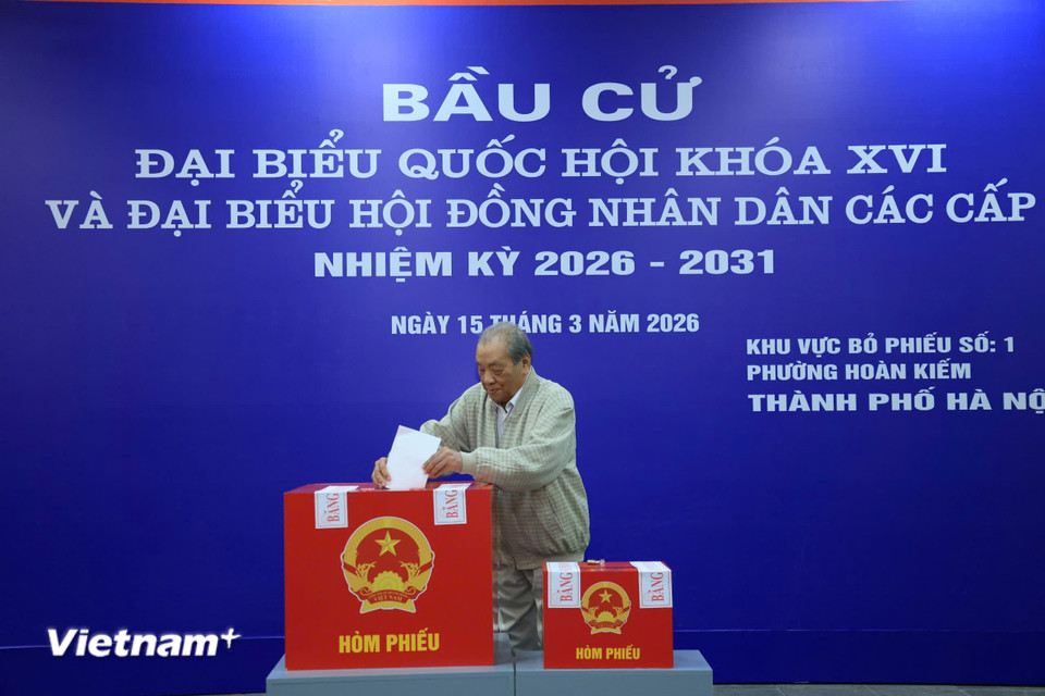 Cụ ông Đỗ Tiến Thức (86 tuổi) bỏ phiếu bầu cử tại Khu vực bỏ phiếu số 1, Phường Hoàn Kiếm, Hà Nội. (Ảnh: Minh Thuý/Vietnam+)