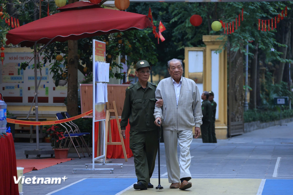 Cụ ông Đỗ Tiến Thức (86 tuổi), nguyên cán bộ ngành Giáo dục đến bỏ phiếu bầu cử tại khu vực bỏ phiếu số 1, phường Hoàn Kiếm. (Ảnh: Minh Thuý/Vietnam+)