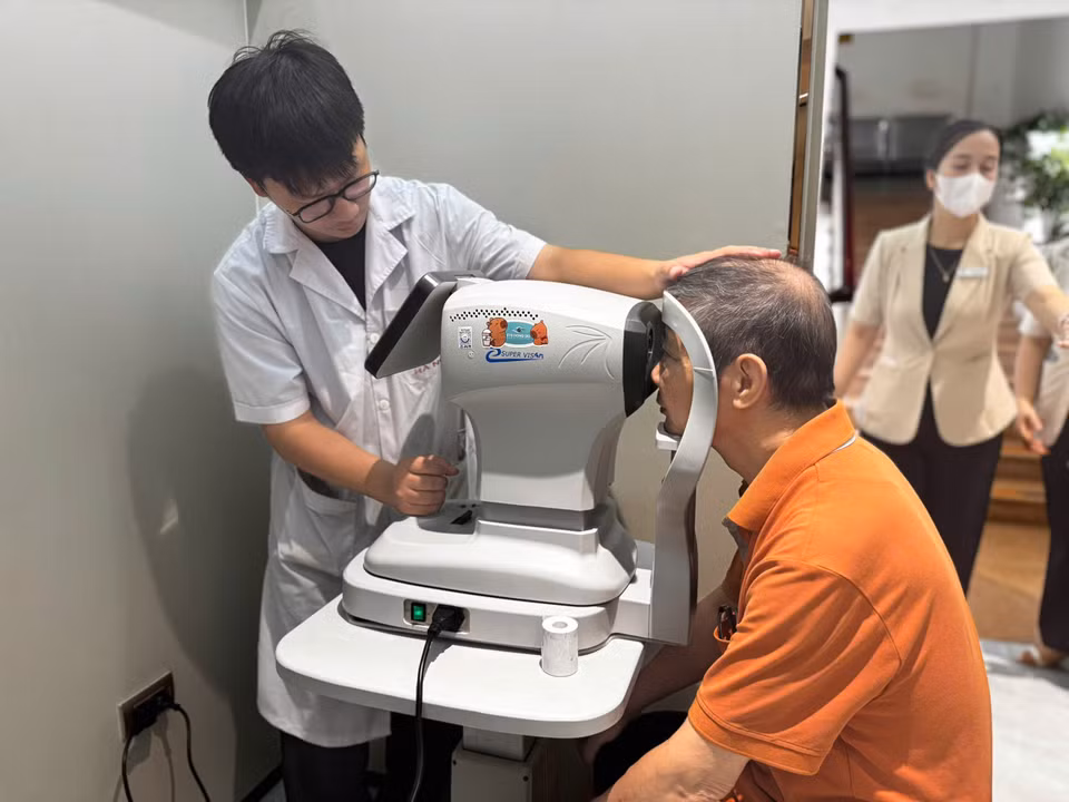 Các bác sỹ sử dụng trang thiết bị y học hiện đại để kiểm tra, phân tích các chỉ số tổng quát, giúp phát hiện sớm và đưa ra giải pháp chăm sóc hiệu quả cho các bệnh lý mãn tính. (Ảnh: PV/Vietnam+)