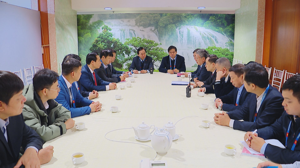 Các thành viên của Tiểu ban Y tế phục vụ Đại hội Đại biểu toàn quốc lần thứ XIV của Đảng ứng trực tại Trung tâm. (Ảnh: Vũ Kiểm/Vietnam+)