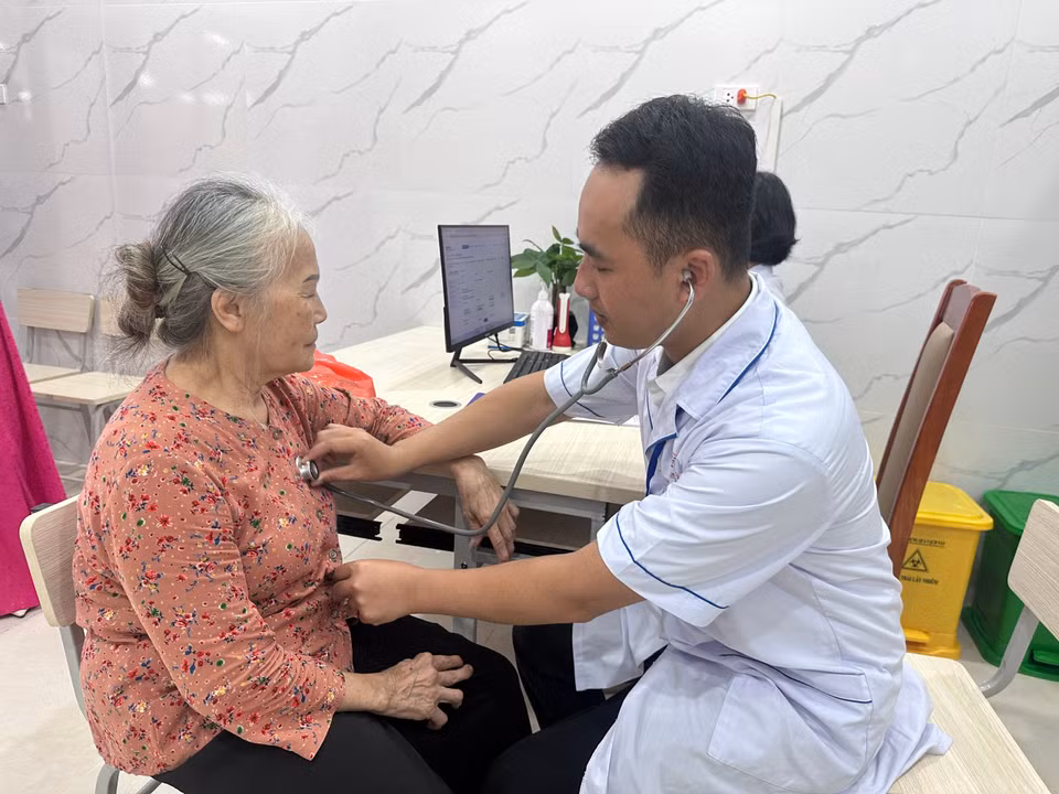Nhân viên y tế khám, theo dõi sức khỏe cho người cao tuổi. (Ảnh: Thùy Giang/Vietnam+)