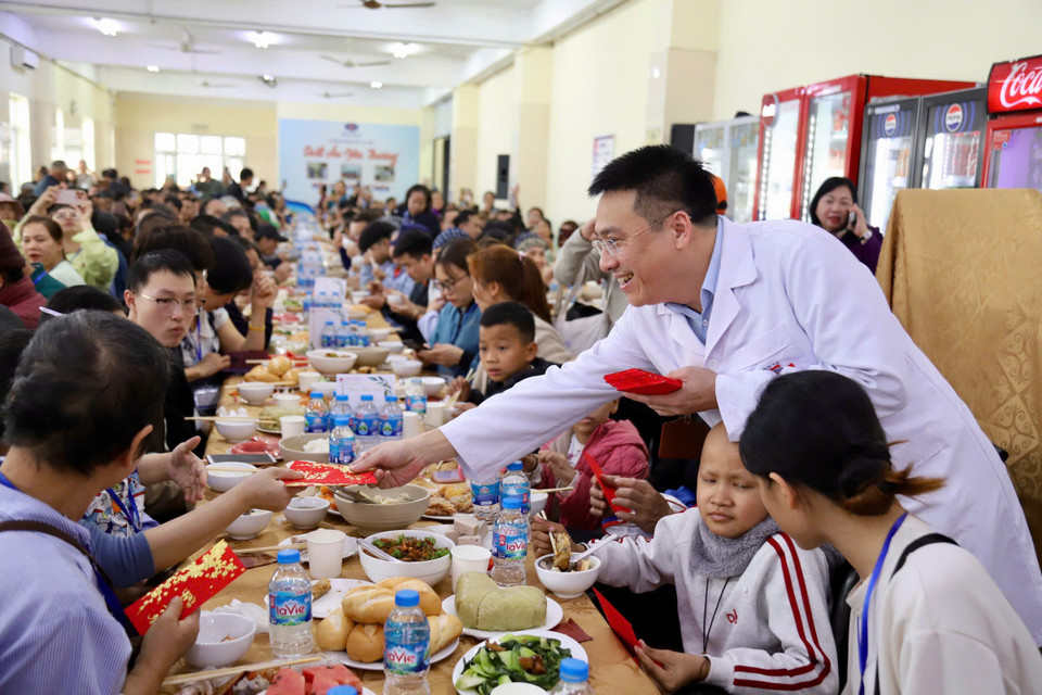 Hơn 1.200 người bệnh và thân nhân ngồi lại bên nhau, xua tan đi sự lạnh giá và cả những mệt mỏi, lo lắng của đợt điều trị kéo dài. (Ảnh: PV/Vietnam+)