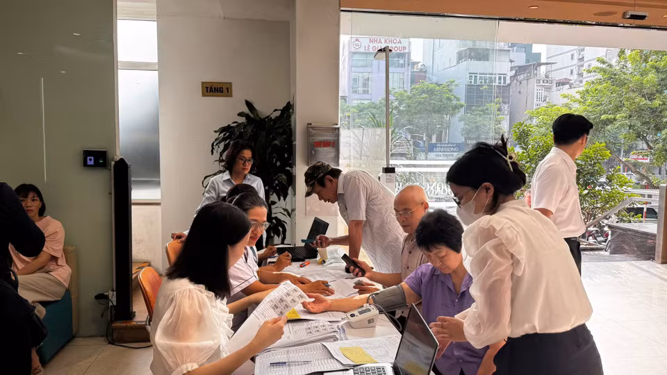 Nhiều người đến khám bệnh, chăm sóc sức khỏe. (Ảnh: PV/Vietnam+)