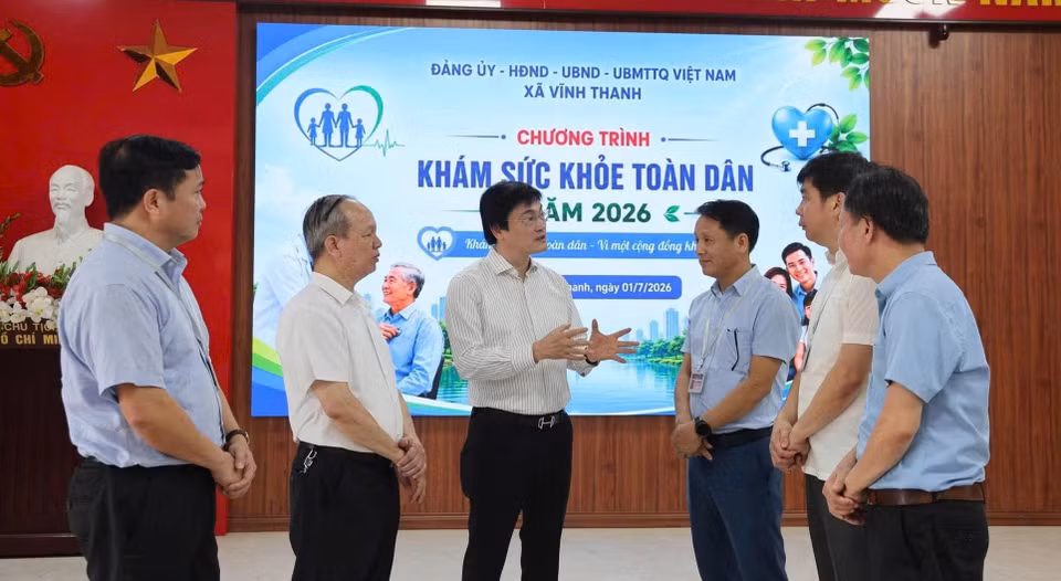 Giám đốc Sở Y tế Hà Nội Nguyễn Trọng Diện kiểm tra tại điểm khám xã Vĩnh Thanh. (Ảnh: PV/Vietnam+) ​