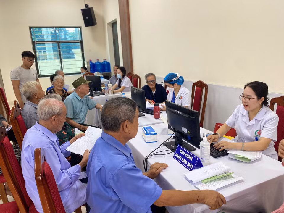 Người dân đến khám tại điểm ở xã Vĩnh Thanh. (Ảnh: PV/Vietnam+)