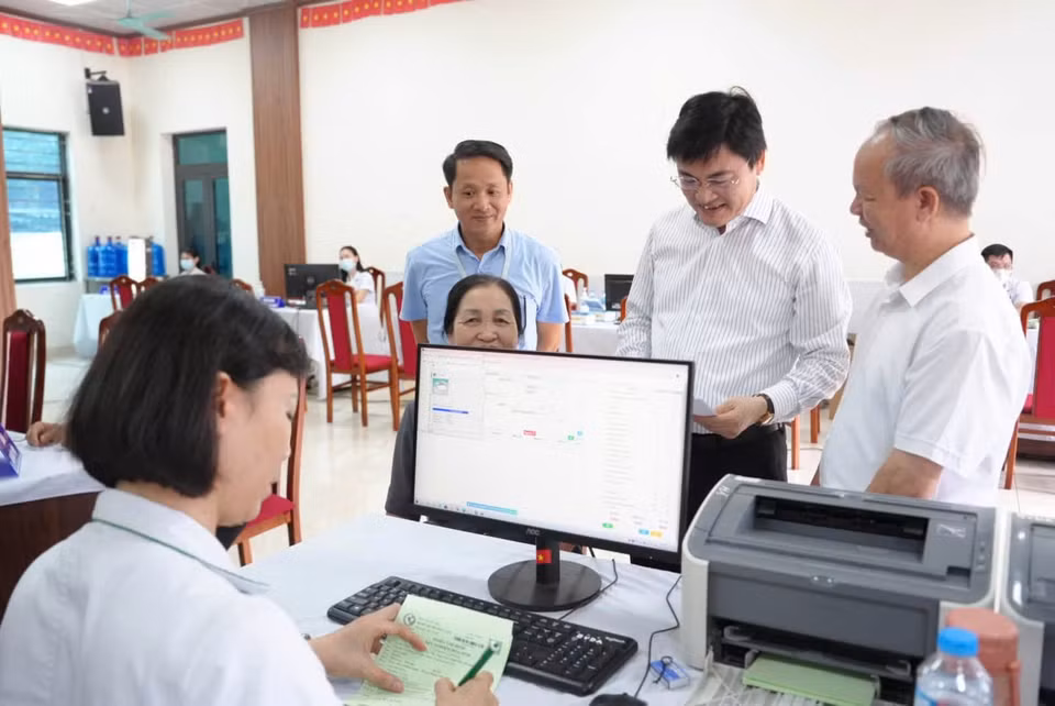 Các đơn vị tổ chức tập huấn chuyên môn khám sức khỏe, khám sàng lọc cho toàn bộ hệ thống, hướng dẫn cập nhật kết quả khám sức khỏe trên hồ sơ sức khỏe điện tử của người dân. (Ảnh: PV/Vietnam+)