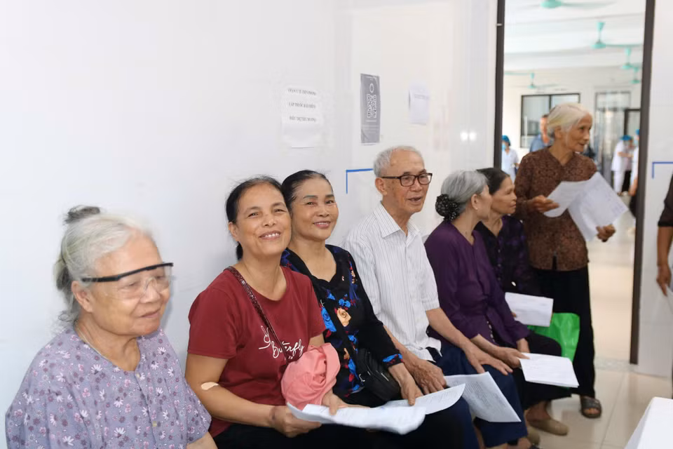 Rất nhiều người dân đã có mặt từ sớm tại các điểm khám sức khỏe định kỳ miễn phí. (Ảnh: PV/Vietnam+)