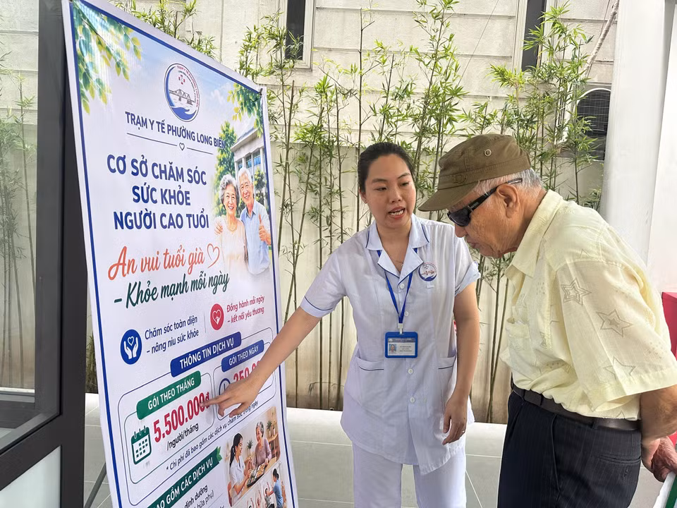 Nhân viên y tế hướng dẫn các dịch vụ cho người cao tuổi. (Ảnh: Thùy Giang/Vietnam+)