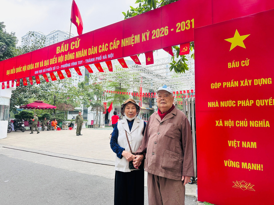 Tại điểm bầu cử số 13 ở Trường Tiểu học Times School (phường Vĩnh Tuy, Hà Nội),'cụ ông Nguyễn Văn Rừng (95 tuổi) và cụ bà Lê Thị Khiên (83 tuổi) cùng đi bầu cử. (Ảnh: Thùy Giang/Vietnam+)