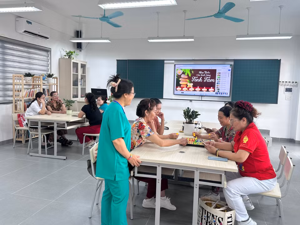 Người cao tuổi tham gia nhiều hoạt động tại Phòng sinh hoạt chung. (Ảnh: Thùy Giang/Vietnam+)