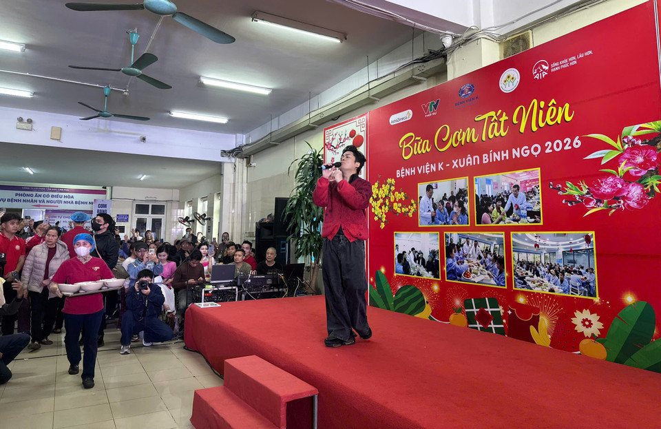 Mỗi suất cơm không chỉ là bữa ăn đơn thuần mà còn là nguồn động viên giúp người bệnh thêm nghị lực, tin tưởng vào hành trình chữa lành và mùa xuân đang đến gần. (Ảnh: PV/Vietnam+)