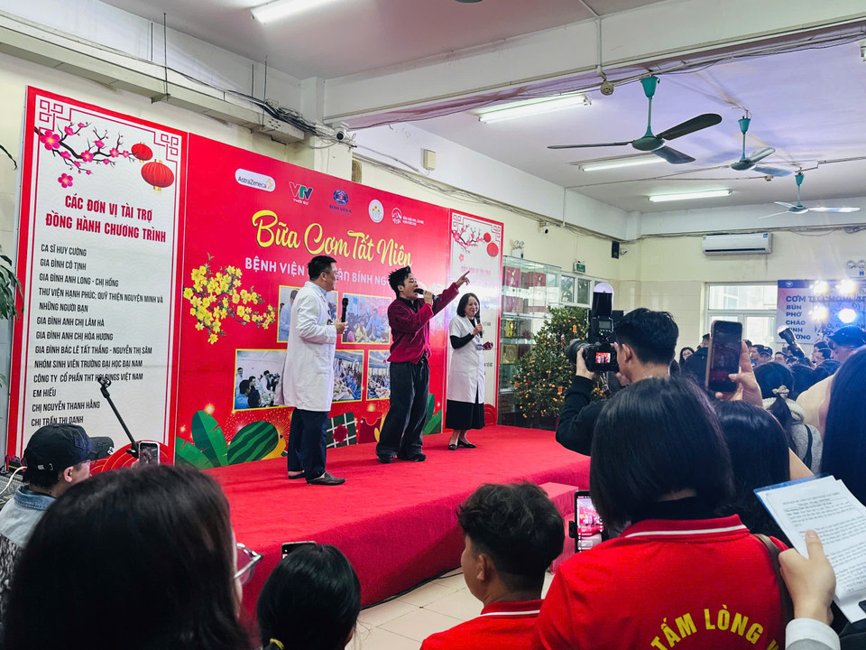 Ca sỹ Tùng Dương hát cùng các bác sỹ của Bệnh viện K. (Ảnh: PV/Vietnam+)