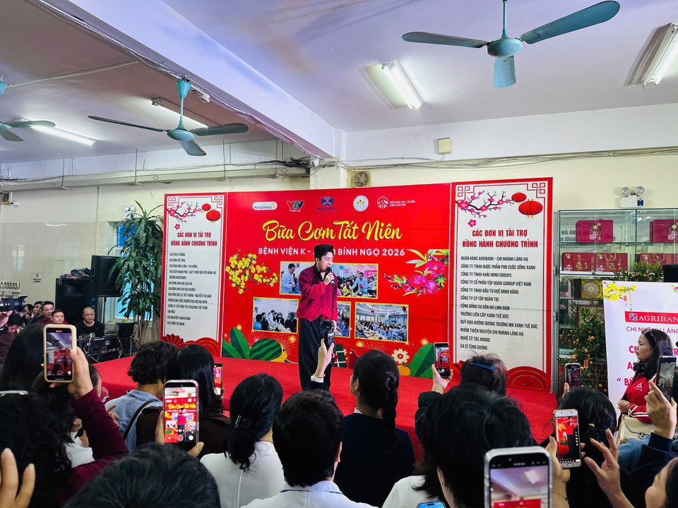 Năm nào cũng vậy, mỗi dịp Tết đến Xuân về Bệnh viện K luôn tổ chức chuỗi hoạt động nhân văn với mong muốn người bệnh cùng gia đình đón xuân vẹn tròn hơn. (Ảnh: PV/Vietnam+)