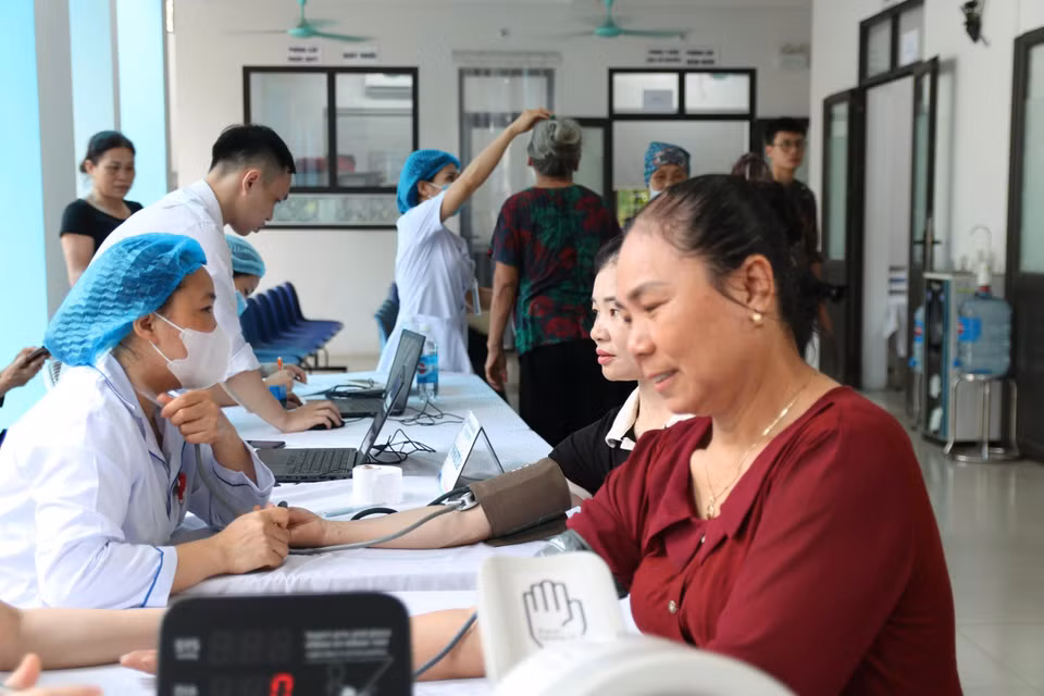 Người dân được kiểm tra sức khỏe, phát hiện sớm bệnh tật và lập hồ sơ sức khỏe điện tử. (Ảnh: PV/Vietnam+)