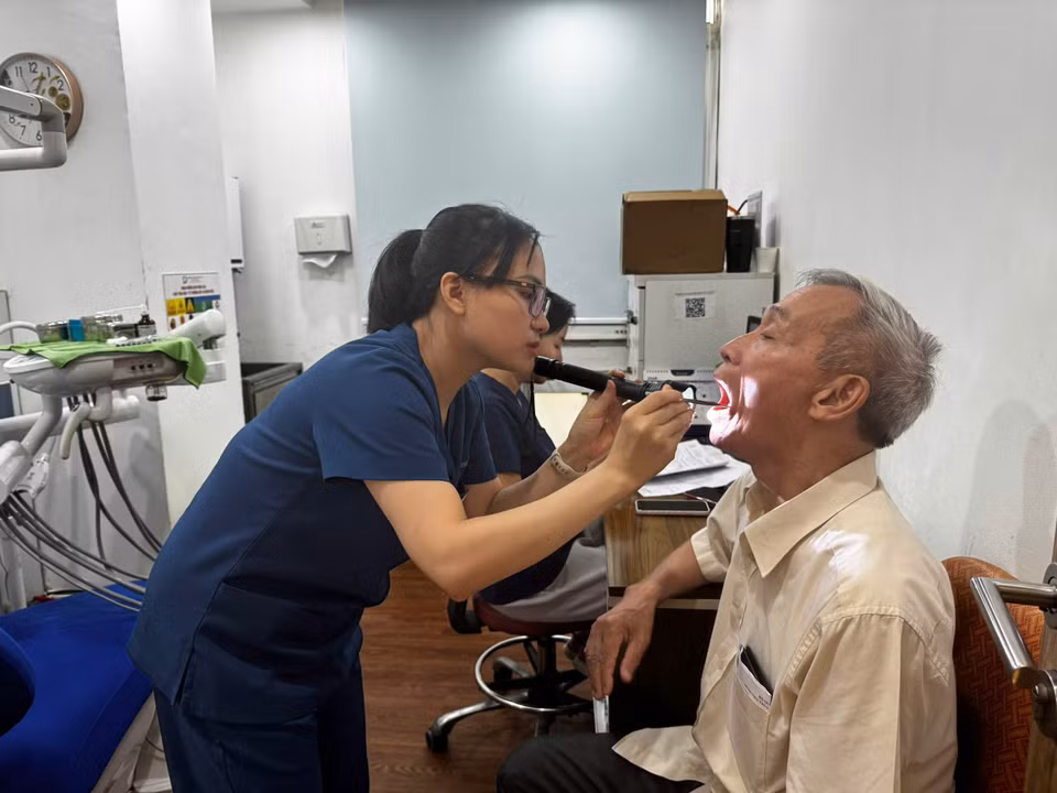 Nhân viên y tế nội soi tai mũi họng cho người dân đến khám. (Ảnh: PV/Vietnam+)
