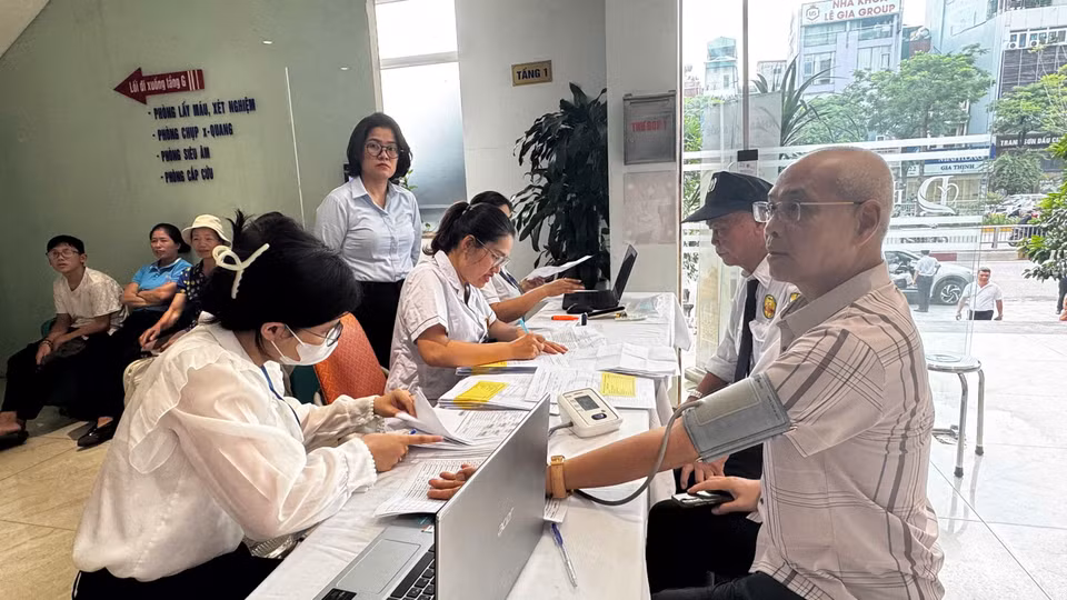 Hướng tới kỷ niệm 79 năm Ngày Thương binh-Liệt sỹ (27/7/1947-27/7/2026), Ủy ban Nhân dân phường Kim Liên phối hợp với Bệnh viện Đông Đô tổ chức chương trình khám bệnh và tư vấn sức khỏe miễn phí dành cho các thương binh, bệnh binh, thân nhân gia đình liệt sỹ và người có công với cách mạng trên địa bàn. (Ảnh: PV/Vietnam+)