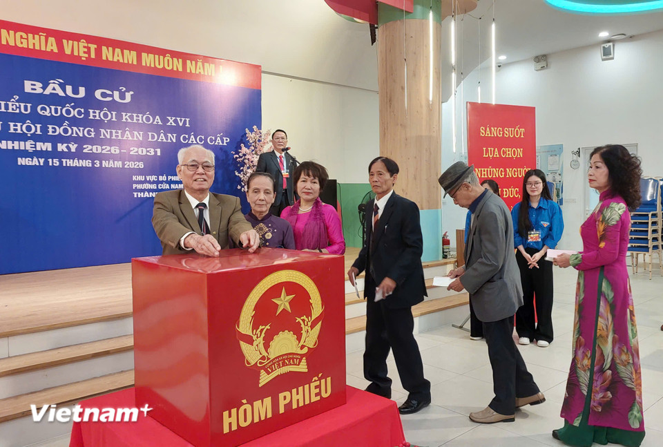 Cử tri Nghiêm Văn Phái, 87 tuổi bỏ những lá phiếu vào hòm phiếu. (Ảnh: Minh Thu/Vietnam+)