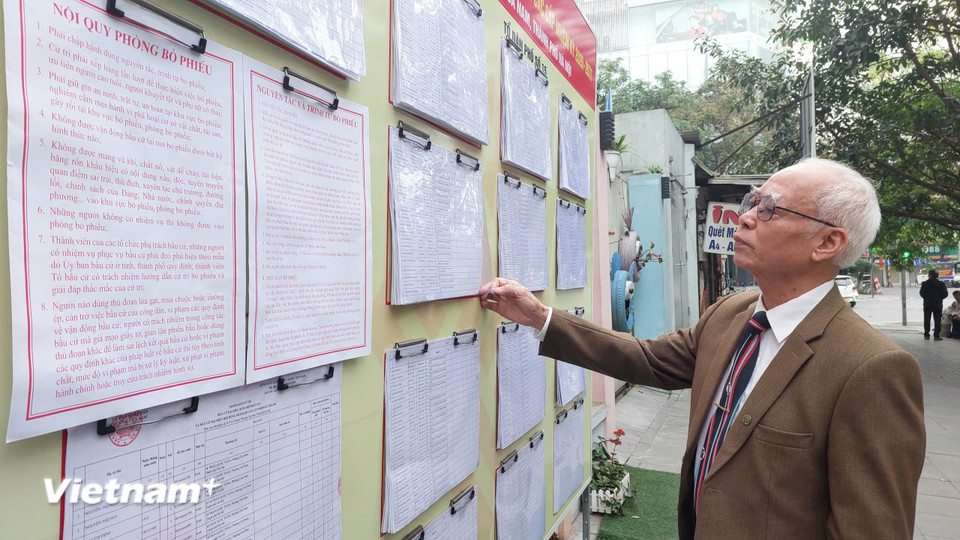 Cụ ông Nghiêm Văn Phái, 87 tuổi tới điểm bỏ phiếu tại 65 Bà Triệu. (Ảnh: Minh Thu/Vietnam+)