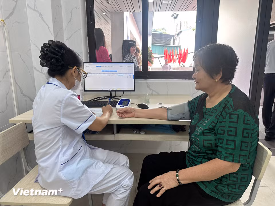 Người cao tuổi mắc một số bệnh cần được theo dõi, quản lý sức khỏe thường xuyên. (Ảnh: Thùy Giang/Vietnam+)