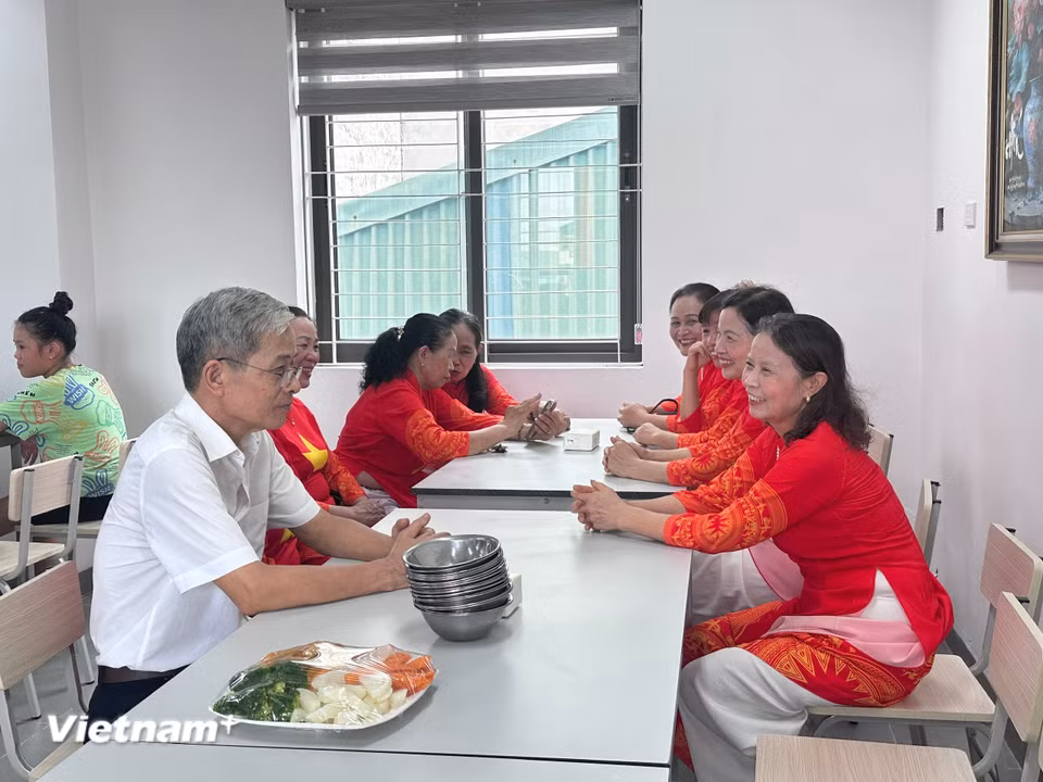 Người cao tuổi sinh hoạt tại phòng ăn. (Ảnh: Thùy Giang/Vietnam+)