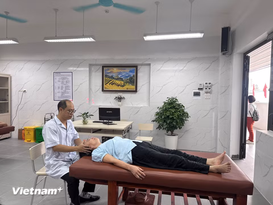 Phòng chăm sóc, phục hồi chức năng cho người cao tuổi. (Ảnh: Thùy Giang/Vietnam+)