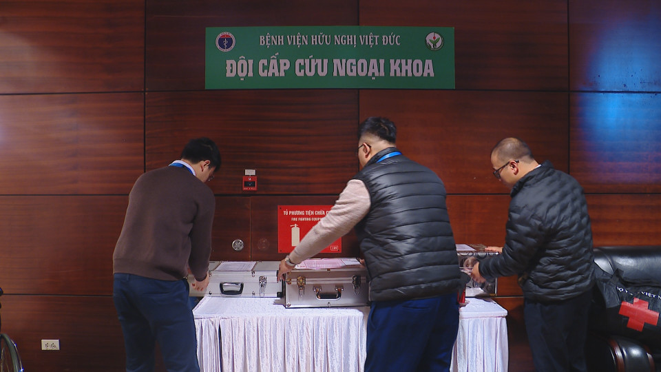 Đội cấp cứu ngoại khoa. (Ảnh: Vũ Kiểm/Vietnam+)
