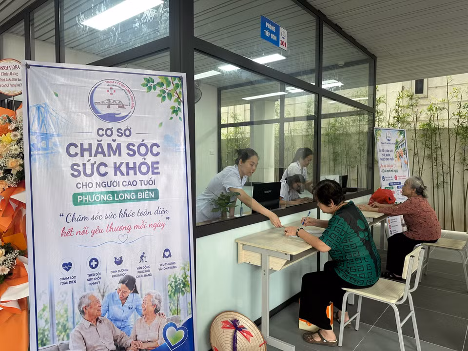 Người cao tuổi đến đăng ký trải nghiệm các dịch vụ tại đây. (Ảnh: Thùy Giang/Vietnam+)