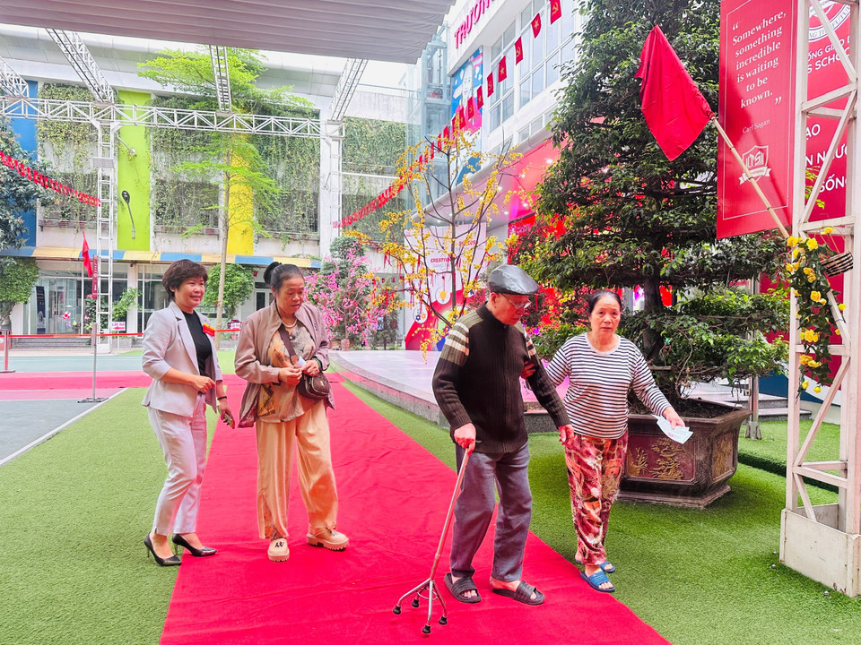 Nhiều cử tri là người cao tuổi dù đi lại khó khăn vẫn quyết tâm tới các điểm bầu cử để bỏ phiếu. (Ảnh: Thùy Giang/Vietnam+)