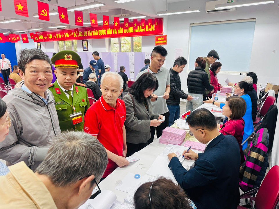 Gần 79 triệu cử tri trên khắp mọi miền đất nước thực hiện quyền và nghĩa vụ công dân, bỏ lá phiếu lựa chọn những người xứng đáng nhất làm đại biểu Quốc hội khóa XVI và đại biểu Hội đồng nhân dân các cấp nhiệm kỳ 2026-2031. (Ảnh: Thùy Giang/Vietnam+)