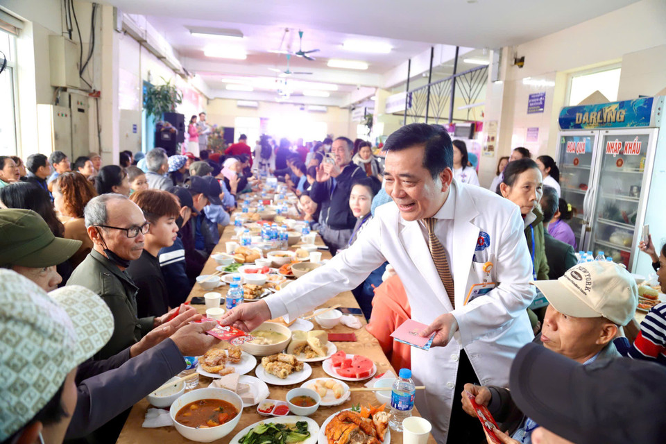 Hơn 1.000 người bệnh xúc động quây quần trong Chương trình Cơm tất niên. (Ảnh: PV/Vietnam+)