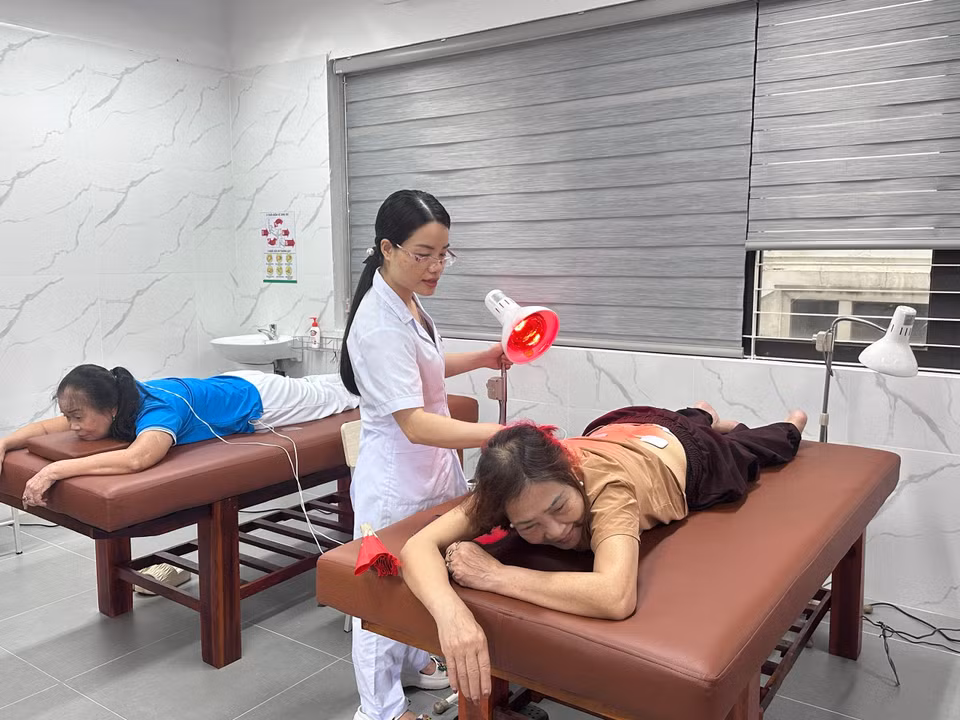 Điều trị bằng phương pháp y học cổ truyền. (Ảnh: T.G/Vietnam+)