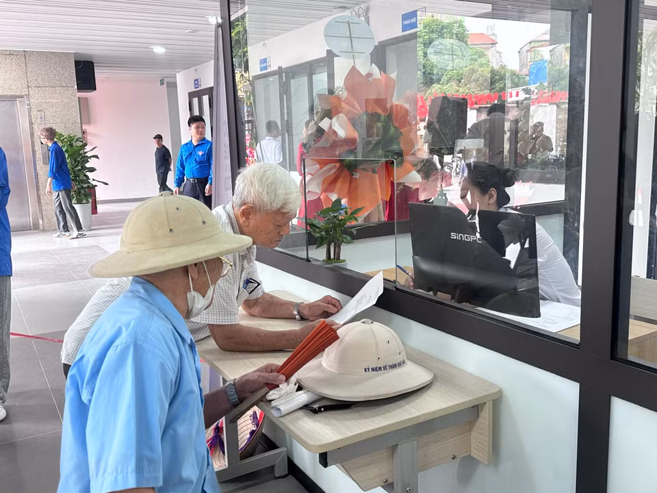 Các cụ ông tìm hiểu thông tin tại Trung tâm. (Ảnh: Thùy Giang/Vietnam+)