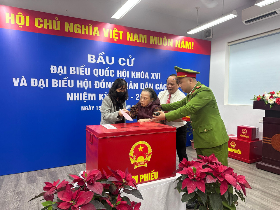 Cụ Bùi Thị Thoa, 88 tuổi, ở Minh Khai (Hà Nội) dù đi lại khó khăn vẫn đến điểm bầu cử để bỏ phiếu bầu. (Ảnh: Thùy Giang/Vietnam+)