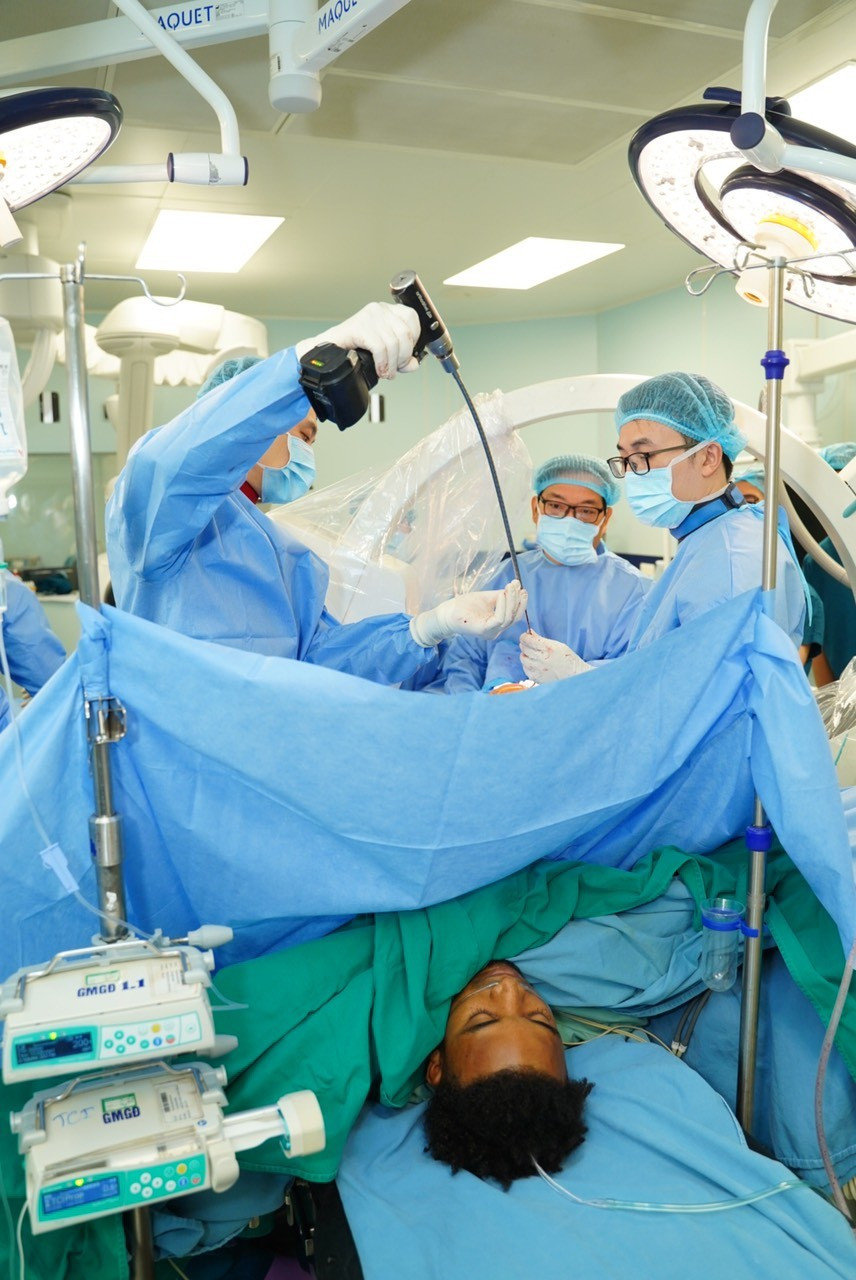 Các bác sĩ Trung tâm Chấn Thương Chỉnh hình và Y học Thể thao Vinmec quyết định phẫu thuật kết hợp xương kín bằng đinh nội tủy có chốt dưới màn hình tăng sáng. (Ảnh: PV/Vietnam+)