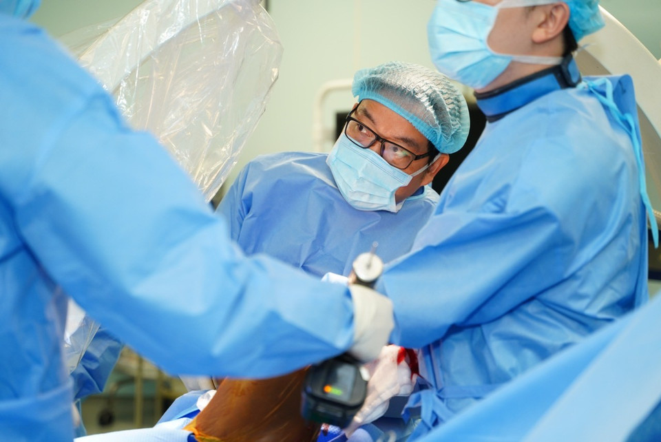 Giáo sư Trần Trung Dũng trực tiếp chỉ đạo ca mổ, cùng với sự tham gia của các bác sỹ có nhiều kinh nghiệm về y học thể thao và đã điều trị cho nhiều cầu thủ của đội tuyển quốc gia Việt Nam. (Ảnh: PV/Vietnam+)