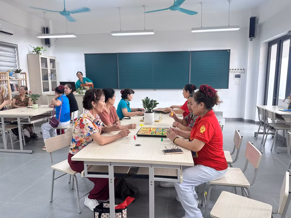 Người cao tuổi đến đây sẽ được quản lý hồ sơ sức khỏe, theo dõi bệnh mạn tính, tư vấn dinh dưỡng, phục hồi chức năng, hỗ trợ tâm lý và tham gia nhiều hoạt động văn hóa, thể thao, giao lưu cộng đồng. (Ảnh: Thùy Giang/Vietnam+)