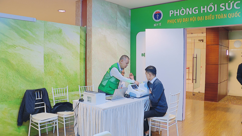 Bác sỹ theo dõi sức khỏe cho người đến khám tại Trung tâm. (Ảnh: Vũ Kiểm/Vietnam+)