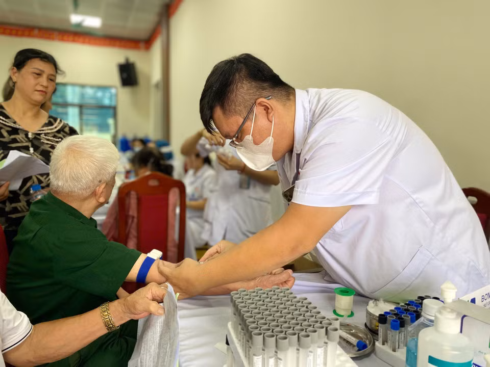 Sở Y tế phân công các bệnh viện, phòng khám đa khoa trực tiếp cử bác sỹ khám và hỗ trợ trang thiết bị cho các trạm y tế. (Ảnh: PV/Vietnam+)