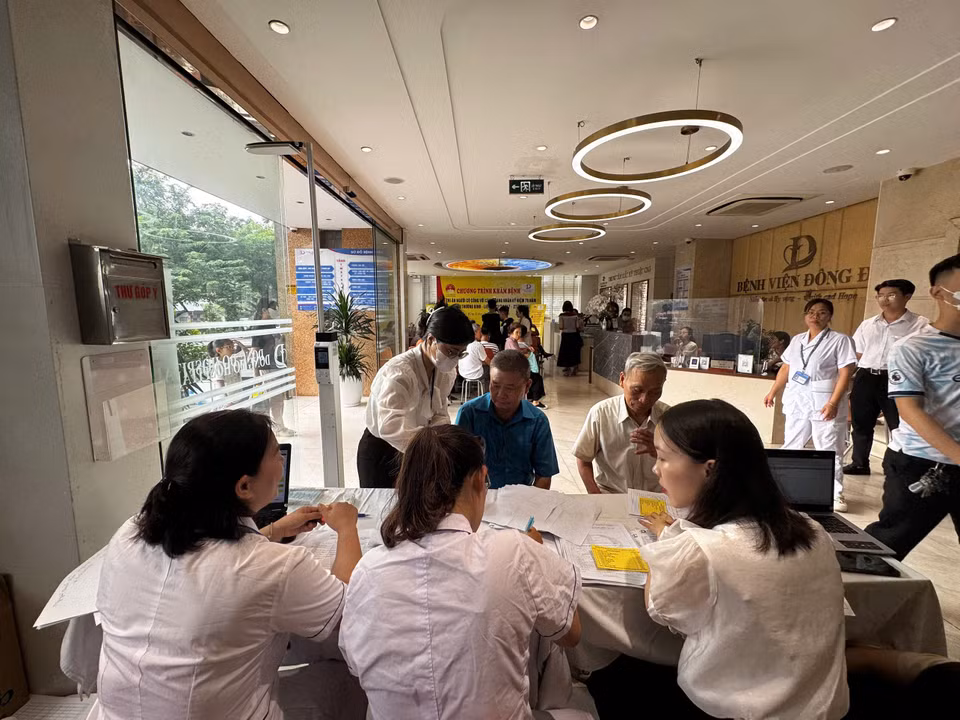 Người dân làm thủ tục đăng ký khám tại Chương trình. (Ảnh: PV/Vietnam+)