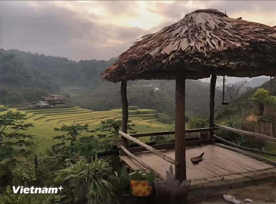 Bình minh nhìn từ nhà sàn và những thửa ruộng bậc thang. (Ảnh: Trịnh Huyền/Vietnam+)