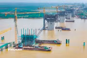 Cầu Hồng Hà tăng tốc thi công, vươn cao trụ chính giữa lòng sông