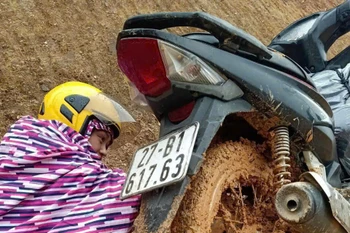  Cô giáo Lê Thị Kim Liên, người đã dành trọn 15 năm thanh xuân của mình để “bám bản”, gieo từng con chữ, ấp ủ từng ước mơ cho trẻ em nơi vùng cao heo hút bằng chiếc xe máy cà tàng quanh năm bám bùn đất. (Ảnh: Khánh Ly/Vietnam+)