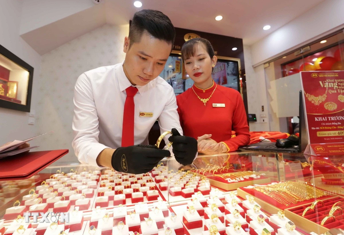 Giá vàng thế giới giảm tuần đầu sau 5 tuần tăng, lo ngại lạm phát và Trung Đông
