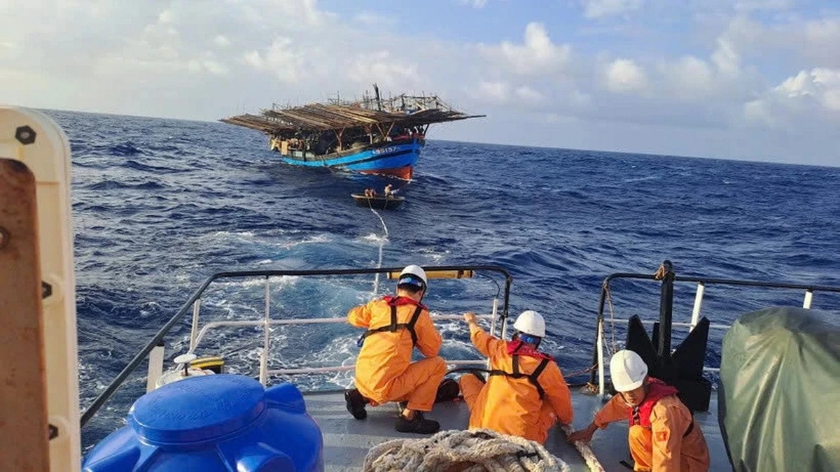 Quảng Ngãi giải cứu thành công 34 thuyền viên tàu cá gặp sự cố trên biển
